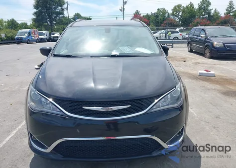 2017 Chrysler Pacifica Touring-L z USA, uszkodzony, nr VIN 2C4RC1BG8HR688152